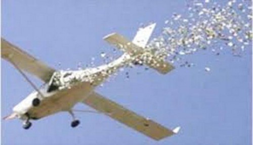 طائرات القوة الجوية تلقي ملايين المنشورات على مناطق الانبار
