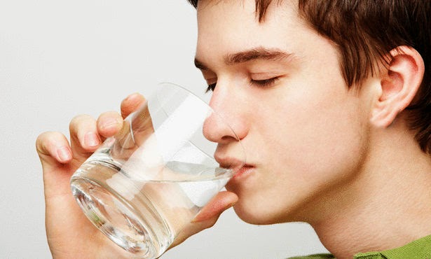 مضار شرب الماء بعد الاكل