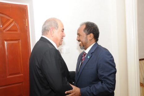 علاوي والرئيس الصومالي يبحثان تعزيز العلاقات بين البلدين والاوضاع في المنطقة