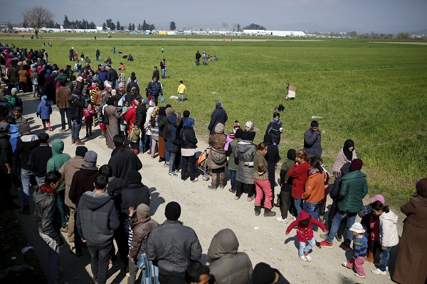 اليونان تقر قانونا لترحيل اللاجئين من الجزر اليونانية إلى تركيا