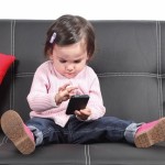 هل يسمح للطفل قبل سن المدرسة بتصفح الأجهزة الذكية؟