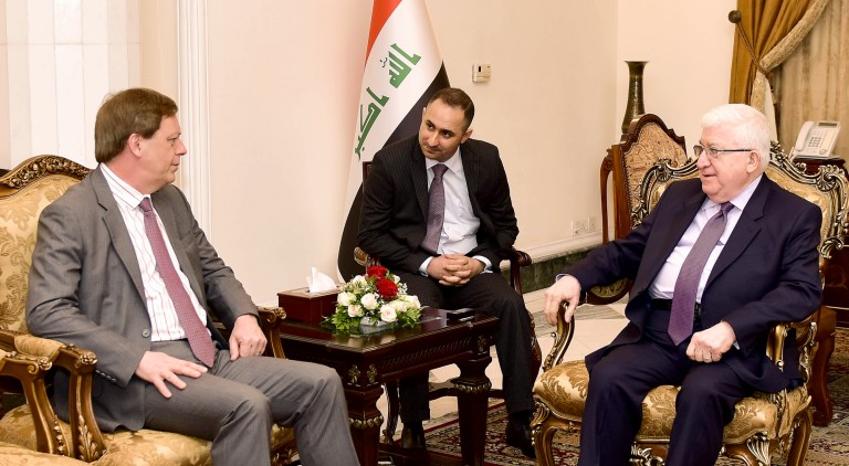 المواطن البريطاني معصوم يبحث مع سفير بلاده تطويق الازمة السياسية في العراق!