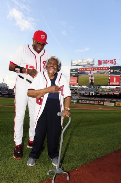 عمرها 107 أعوام تحضر لأول مرة مباراة بيسبول