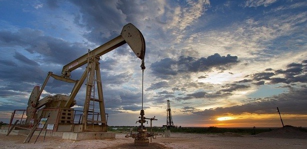النفط يرتفع الى 50 دولارا للبرميل للمرة الأولى منذ 7 أشهر