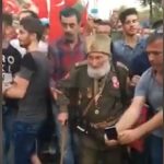 مسنّ تركي بزي الجيش العثماني يحتفل بدحر الانقلاب