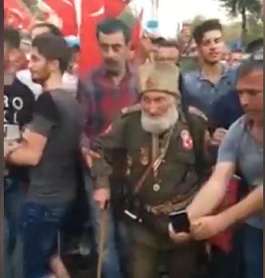 مسنّ تركي بزي الجيش العثماني يحتفل بدحر الانقلاب