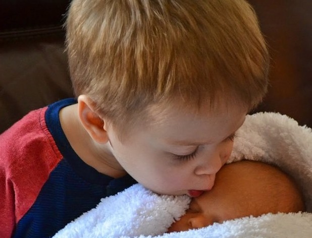 طفل يحبط محاولة خطف شقيقه الرضيع بطريقة عفوية