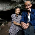 زوجان صينيان يعيشان في كهف منذ 54 عاماً!