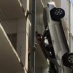 سائق يخرج حيا من “سيارة في الهواء”