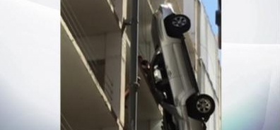 سائق يخرج حيا من “سيارة في الهواء”