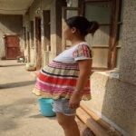 امرأة صينية تحمل جنينها 17 شهراً