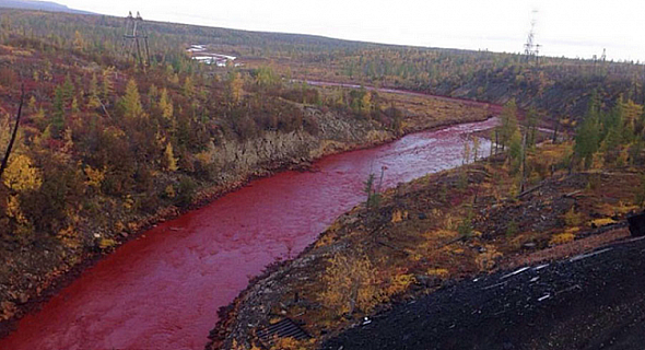 نهر يتحول إلى لون أحمر دموي في سيبيريا