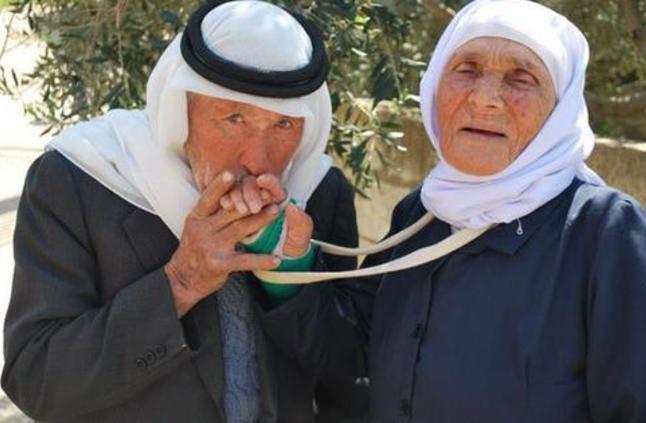 لبنانية تدفن ابنها الأصغر.. عمره 86 عاما