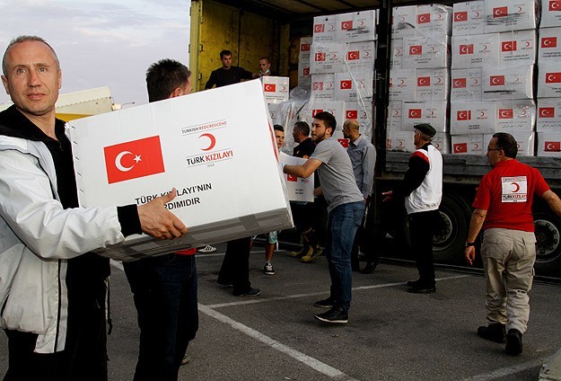الهلال الأحمر التركي:توزيع 5 آلاف رغيف خبز يوميًّا على نازحي الموصل