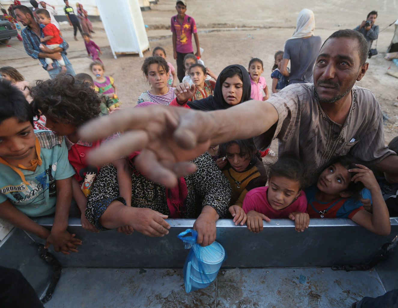 السراق”ينعمون”بما سرقوا..منظمات دولية:(10) ملايين عراقي بحاجة للمساعدة الإنسانية العاجلة