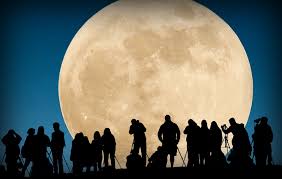 فرصة نادرة لرؤية “القمر العملاق” في يوم 14 من الشهر الجاري
