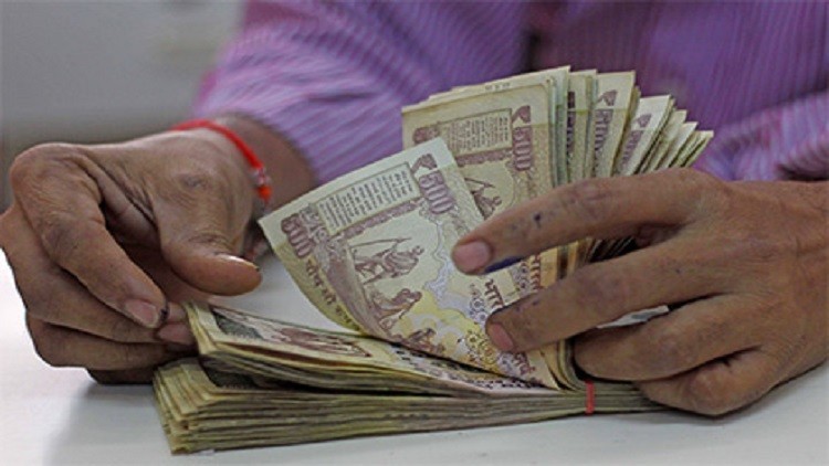 فقيرة هندية تتلقى 13 مليون دولار في حسابها البنكي عن طريق الخطأ
