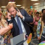 الأمير البريطاني هاري يتحول إلى وسيط تجاري في احتفال خيري