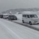 مئات المركبات عالقة في شوارع اليابان بسبب الثلوج