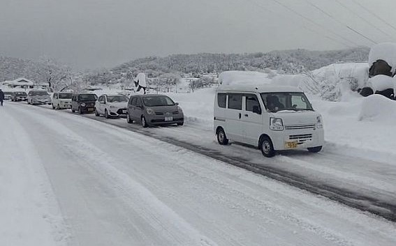 مئات المركبات عالقة في شوارع اليابان بسبب الثلوج