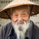 رجل صيني يعود للحياة وقت دفنه ويبعث الخوف في قلوب أهله!