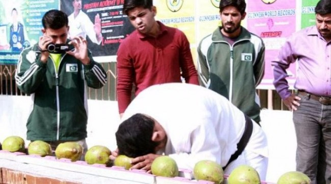 باكستاني يكسر برأسه 43 حبة من جوز الهند
