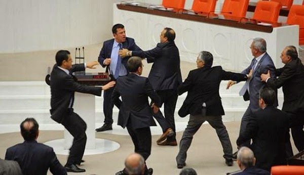 عراك بالأيدي في البرلمان التركي حول منح صلاحيات واسعة لارودغان