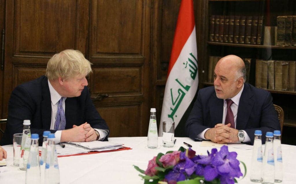 العبادي وجونسون يؤكدان على تعزيز التعاون بين العراق وبريطانيا