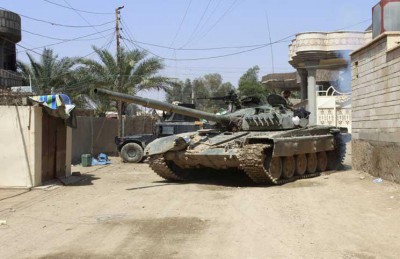 دبابات أمريكية ترافق القوات العراقية باتجاه مطار الموصل