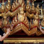 تجهيز عربة مذهبة لنقل جثة ملك تايلاند “إلى الجنة”