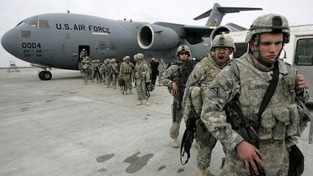 مصدر أمني:وصول المئات من الجنود الأمريكان لقاعدة عين الأسد الجوية