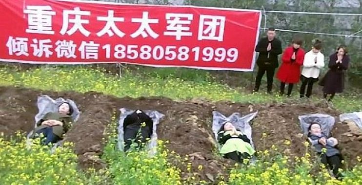 الصين..النوم في القبور تمنح المطلقات الثقة بالنفس