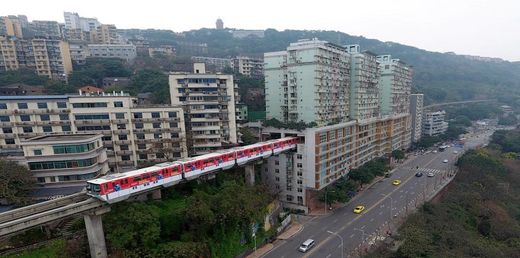 قطار في الصين يمر من الطابق الثامن لمبنى سكني
