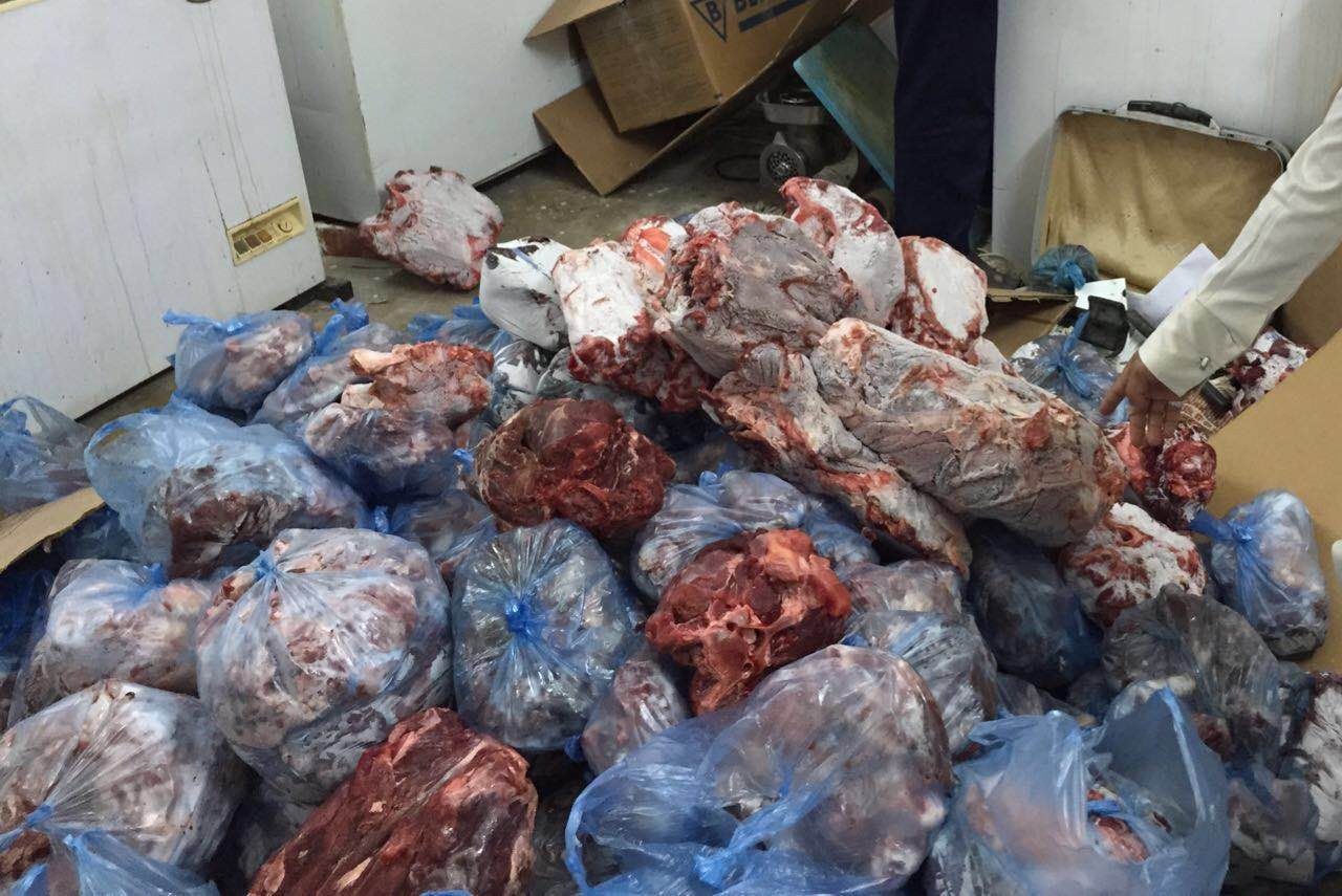 في العراق فقط..اللحوم الفاسدة من النفايات إلى الأسواق!!