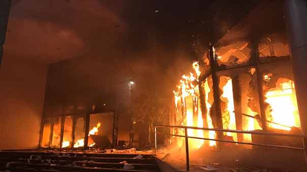 رئيس الباراغواي يتسبب بإحراق مبنى مجلس الشيوخ!!