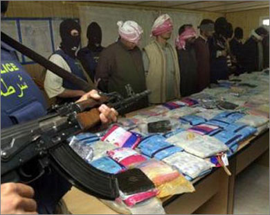 ضابط: تجار المخدرات في العراق وكلاء السيستاني وزعماء الحشد الشعبي