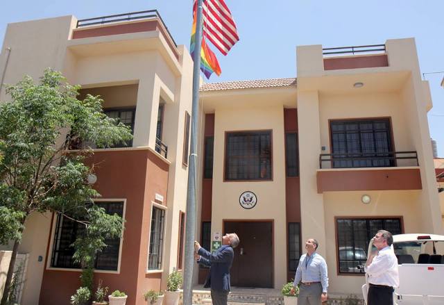 علم “المثليين” يرفرف فوق مبنى القنصلية الأمريكية في أربيل