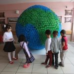 تلاميذ أتراك يصنعون كرة أرضية من العبوات الفارغة