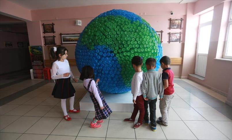 تلاميذ أتراك يصنعون كرة أرضية من العبوات الفارغة
