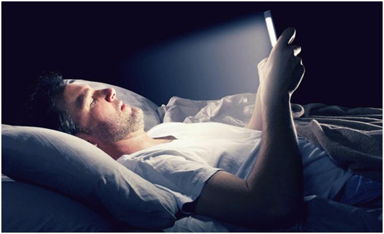 دراسة أميركية:الضوء الأزرق الذي ينبعث من الأجهزة الرقمية يسهم في انخفاض جودة النوم ليلا