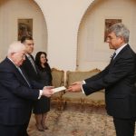 معصوم يتسلم أوراق السفير الفرنسي الجديد
