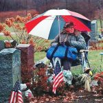 رجل يجلس بجوار قبر زوجته 20 عاماً
