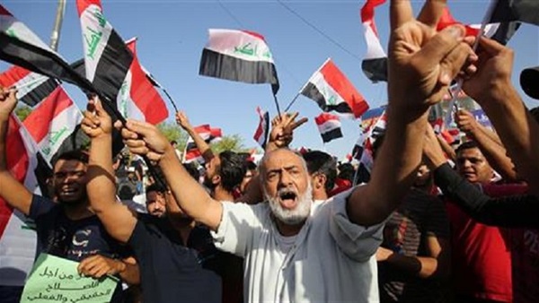 متظاهروا العراق يطالبون بتغيير النظام السياسي