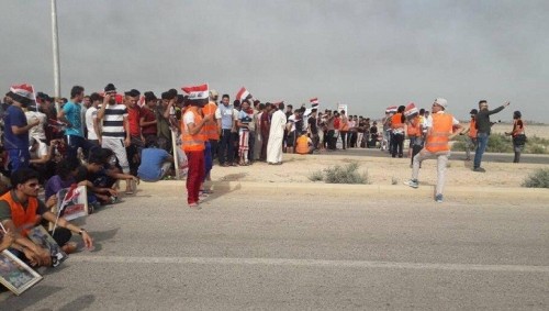 شباب البصرة يتظاهرون أمام حقل غرب القرنة النفطي