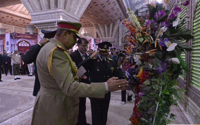 قائد قوات الحدود العراقية يضع إكليلاً من الزهور على قبر خميني