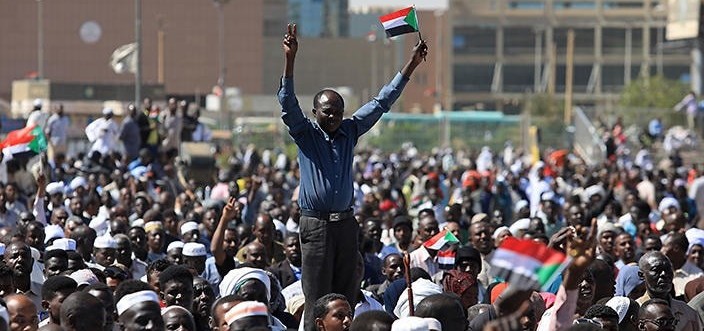 الداخلية السودانية تطالب بانتقال سلمي للسلطة