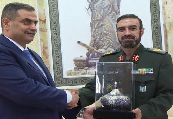 وزير الدفاع يؤكد على تعزيز التعاون العسكري مع إيران