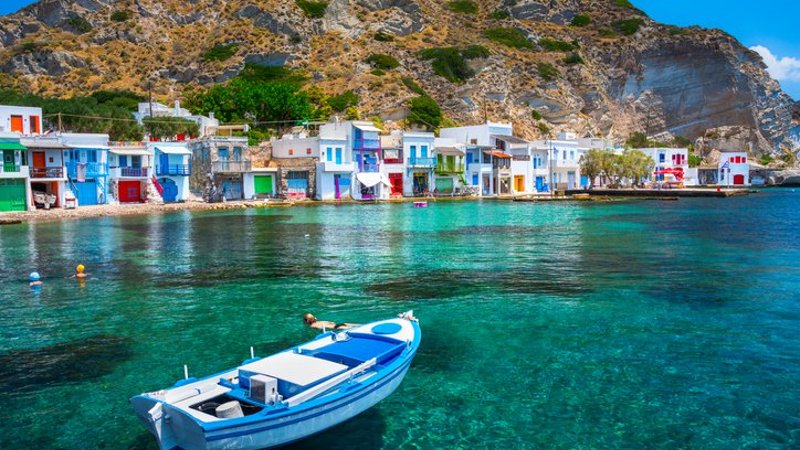 جزيرة يونانية ستدفع لك ولعائلتك للعيش فيها