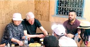 بيل كلينتون وزجته هيلاري يخطفان الأنظار في مراكش