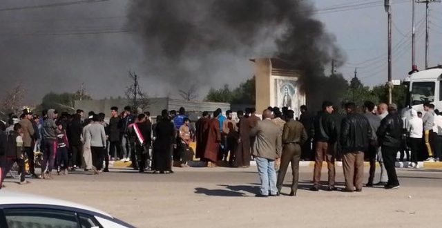 مصدر:متظاهروا الناصرية يحرقون ديوان الوقف الشيعي في المدينة